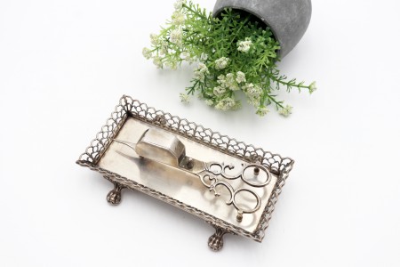 Bandeja e tesoura de morrões em prata lisa com gradinha recortada